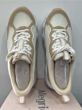 Alegria Women's Beige and Cream Lightweight Mesh Sneaker